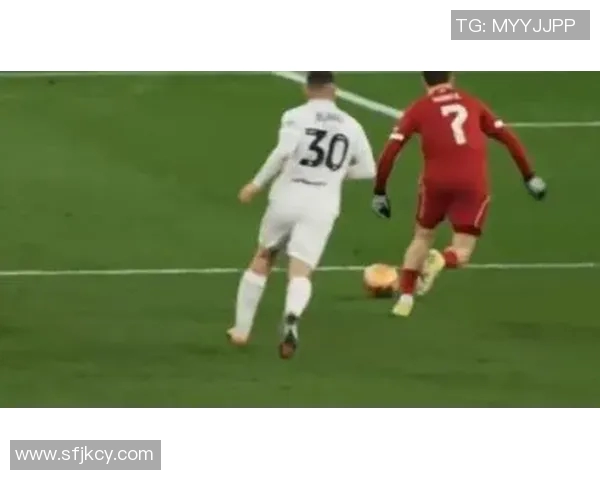 足球明星大乱斗视频揭示球场背后的精彩故事与激烈对抗瞬间