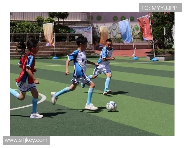 足球明星携手孩子共赴绿茵场开启梦想之旅